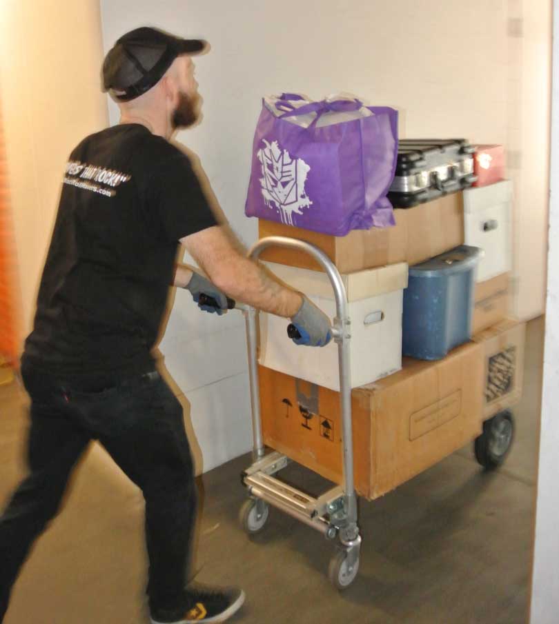 mover uses a dolly