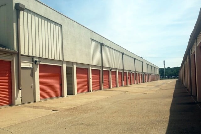 30×10 Public Storage: Garage in Ballwin, MO 2211 Barrett Station Road Ballwin, Missouri 2