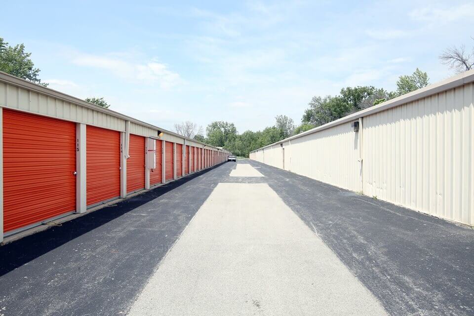 20×10 Parking Lot in St Charles, IL 4100 East Main Street St Charles, Illinois 2