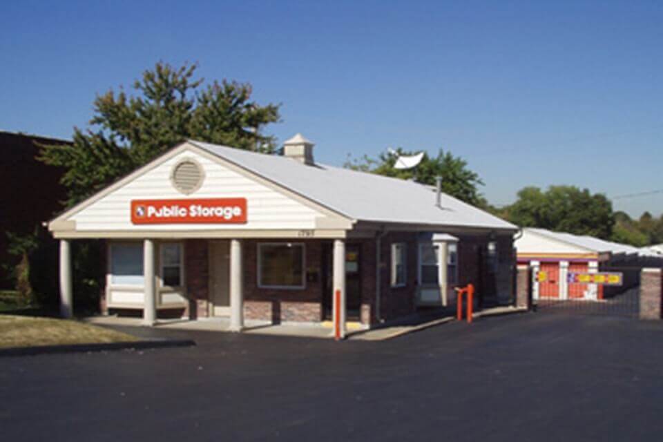 20×10 Public Storage: Parking Lot in Florissant, MO 1795 N US Highway 67 Florissant, Missouri