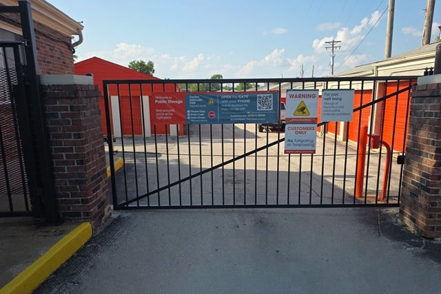 Public Storage  1795 N US Highway 67 in Florissant, MO