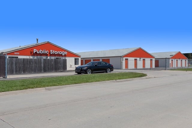 30×10 Public Storage: Garage in Topeka, KS 1850 SW 41st Street Topeka, Kansas