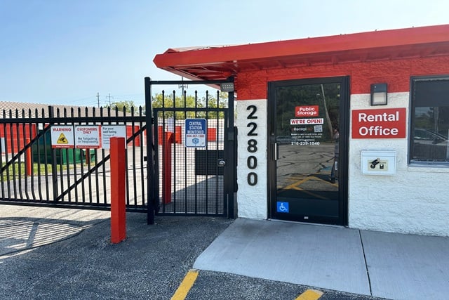 30×10 Public Storage: Garage in Bedford Heights, OH 22800 Miles Road Bedford Heights, Ohio