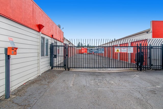 10×20 Public Storage: Parking Lot in Gresham, OR 2190 NW Burnside Rd Gresham, Oregon 3