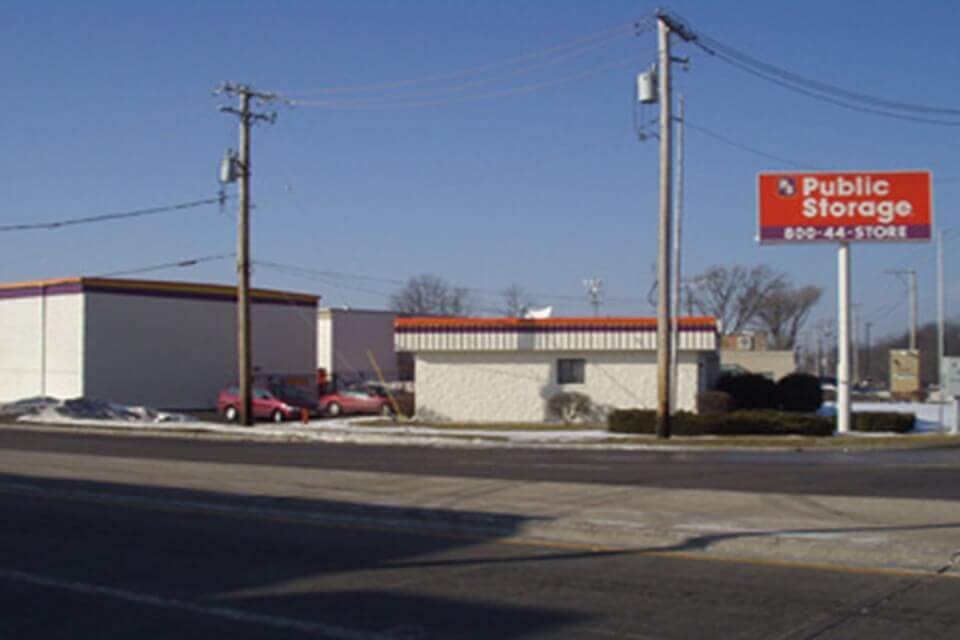 20×10 Public Storage: Garage in Wheeling, IL 990 S Milwaukee Road Wheeling, Illinois