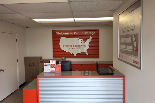 Wheeling, IL, SelfStorage Near 990 S Milwaukee Road 18447264531 I