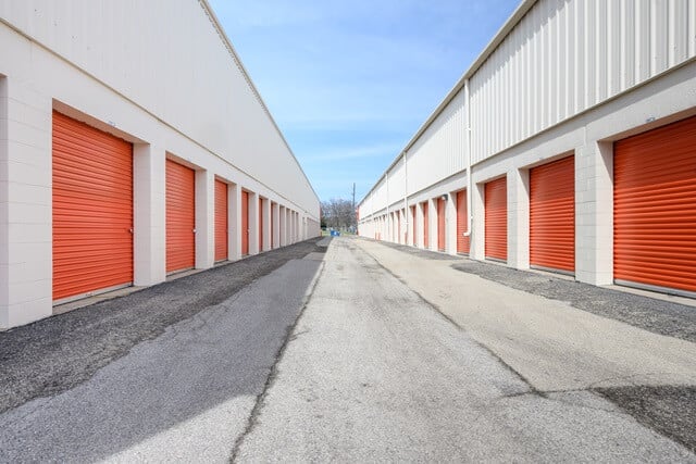 30×10 Self Storage Unit in Darien, IL 1001 N Frontage Road Darien, Illinois 2