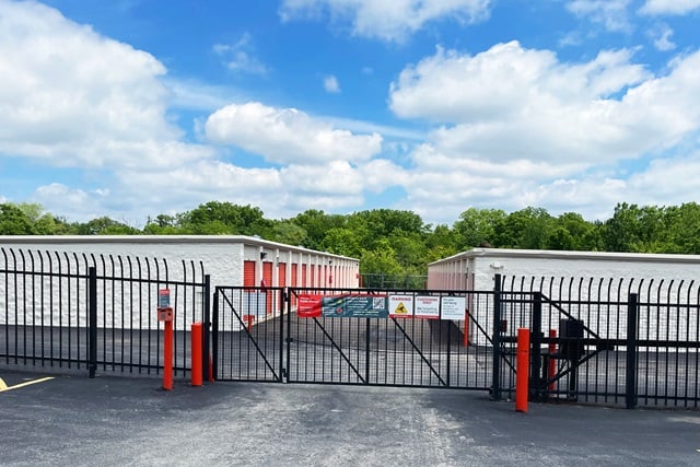 Public Storage  945 N Farnsworth Ave in Aurora, IL