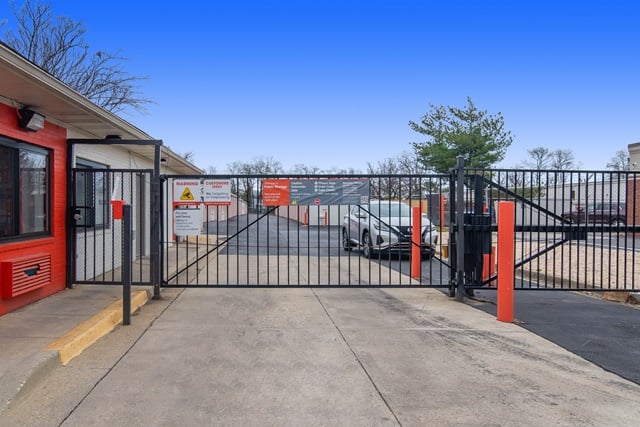 Public Storage  3700 Saint Barnabas Rd in Temple Hills, MD