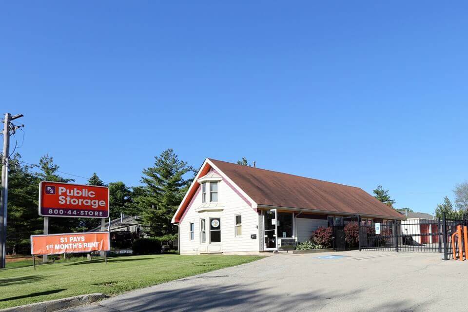 25×10 Parking Lot in Carpentersville, IL 243 North Western Ave Carpentersville, Illinois