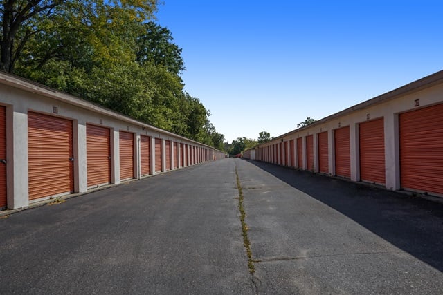 20×10 Public Storage: Garage in Waterford, MI 2745 Dixie Hwy Waterford, Michigan 2