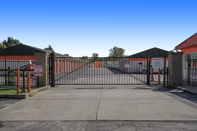 Public Storage  2745 Dixie Hwy in Waterford, MI