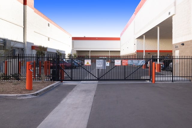 Van Nuys, CA, SelfStorage Near 15350 Oxnard Street 18447264531 I
