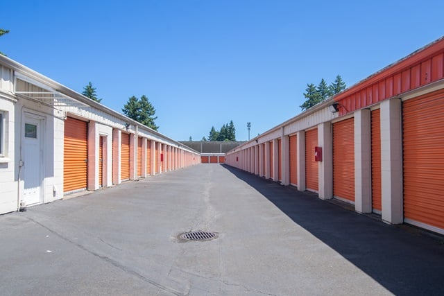 20×10 Self Storage Unit in Lake Oswego, OR 7095 SW McEwan Rd Lake Oswego, Oregon 2