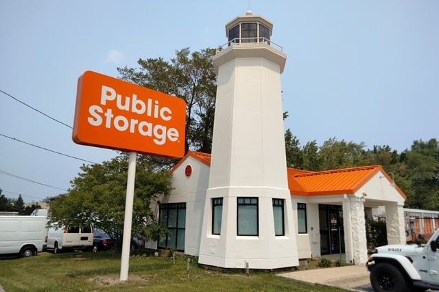 20×10 Public Storage: Garage in Palatine, IL