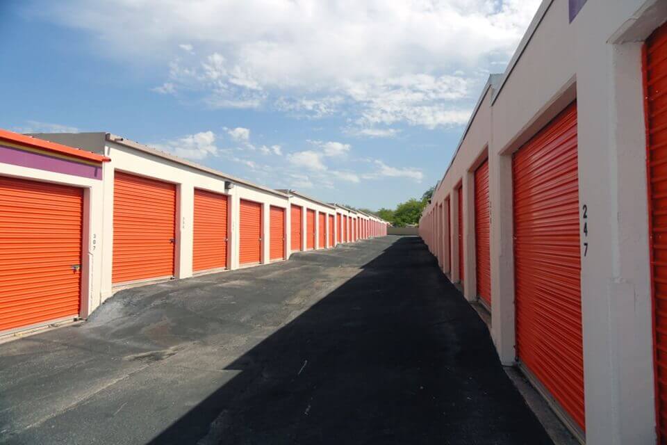 20×10 Public Storage: Parking Lot in San Antonio, TX 10652 N Interstate Highway 35 San Antonio, Texas 2