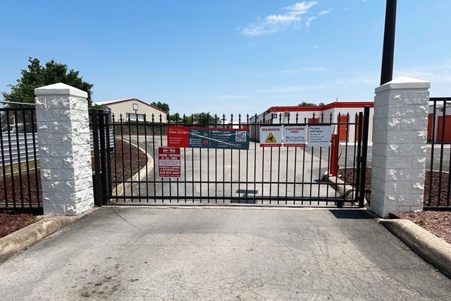 Public Storage  10652 N Interstate Highway 35 in San Antonio, TX