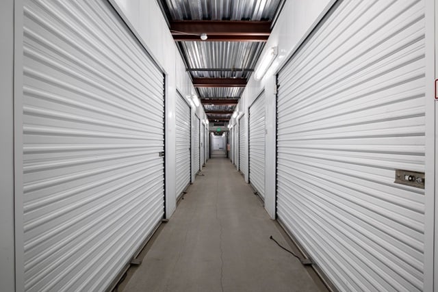 15×10 Garage in Long Beach, CA 4295 Outer Traffic Circle Long Beach, California 2