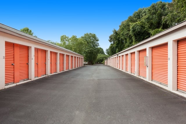 20×15 Public Storage: Garage in Winston Salem, NC 5155 Country Club Road Winston Salem, North Carolina 2