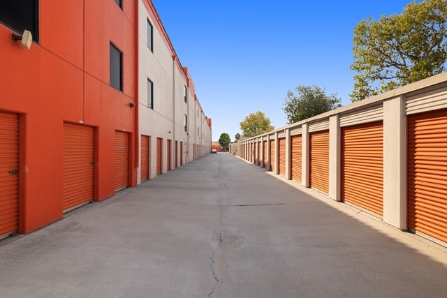 20×10 Self Storage Unit in Montebello, CA 1012 S Maple Ave Montebello, California 2