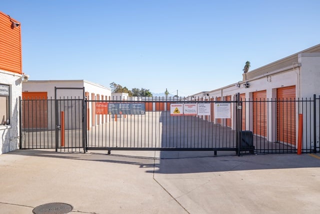 Public Storage  10047 Linden Ave in Bloomington, CA
