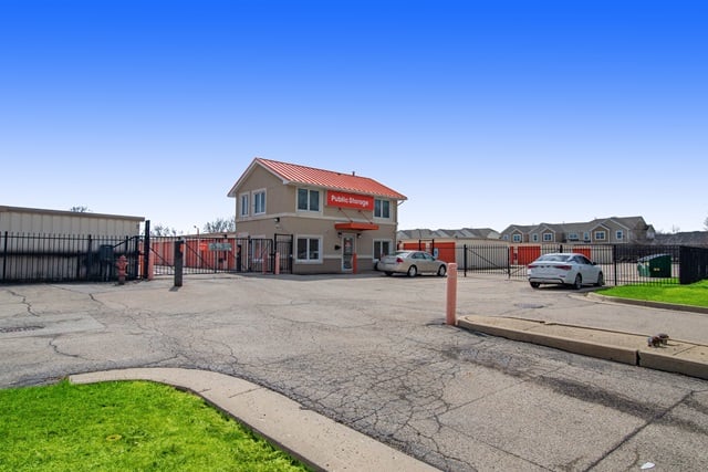 25×9 Parking Lot in Palatine, IL 143 E Lake Cook Road Palatine, Illinois