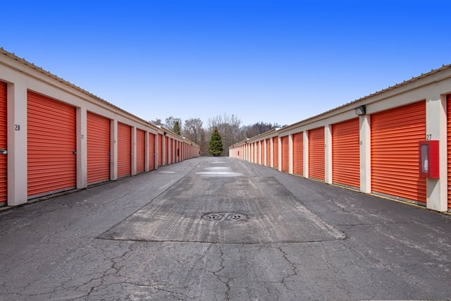 25×9 Parking Lot in Palatine, IL 143 E Lake Cook Road Palatine, Illinois 2