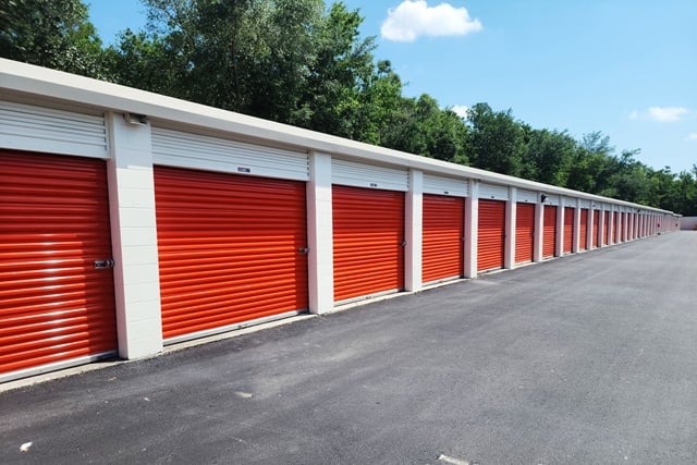 18×10 Self Storage Unit in Orlando, FL near Los Amigos 2