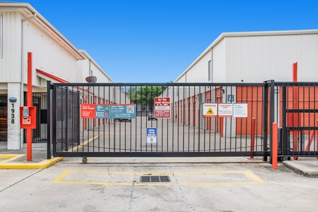 Public Storage  1938 NE Loop 410 in San Antonio, TX