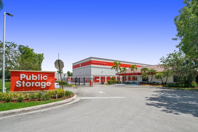 19 x 10 Garage in Weston, Florida near 2715 S Commerce Pkwy, Weston, FL 33331