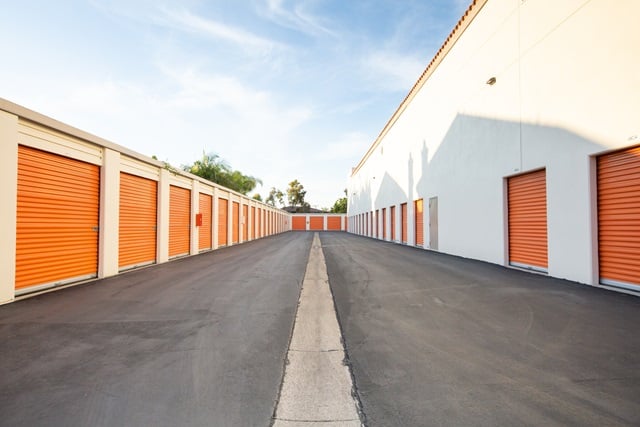 20×10 Self Storage Unit in Costa Mesa, CA near 583 Yorkshire St 2