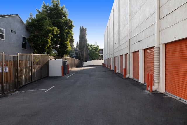 15×10 Parking Lot in Sherman Oaks, CA 4610 Van Nuys Blvd Sherman Oaks, California 2