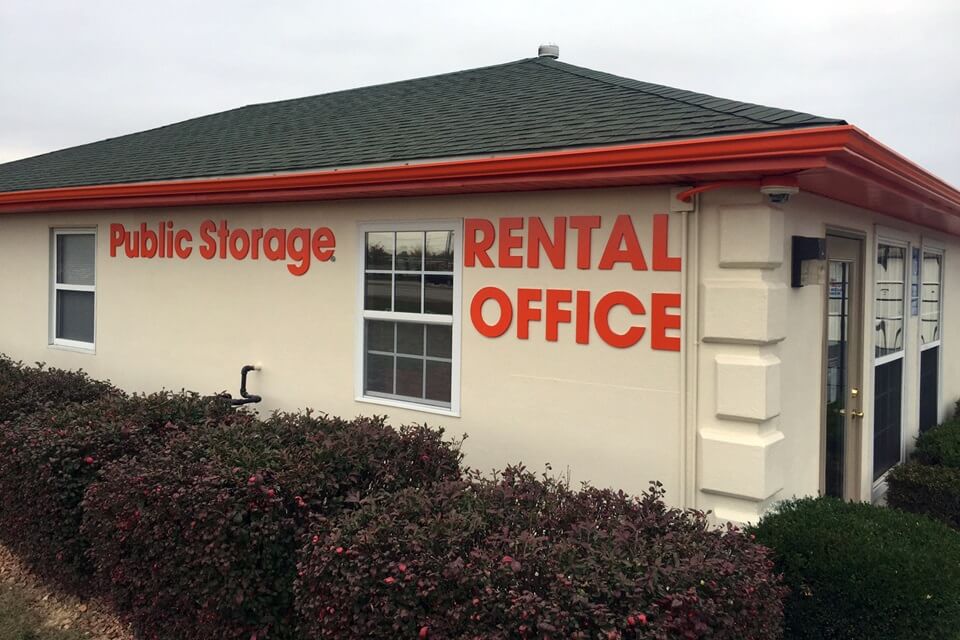 20×10 Public Storage: Garage in Louisville, KY 5550 Greenbelt Hwy Louisville, Kentucky