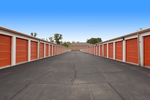 10×10 Public Storage: Garage in Maineville, OH 7058 Columbia Rd Maineville, Ohio 2