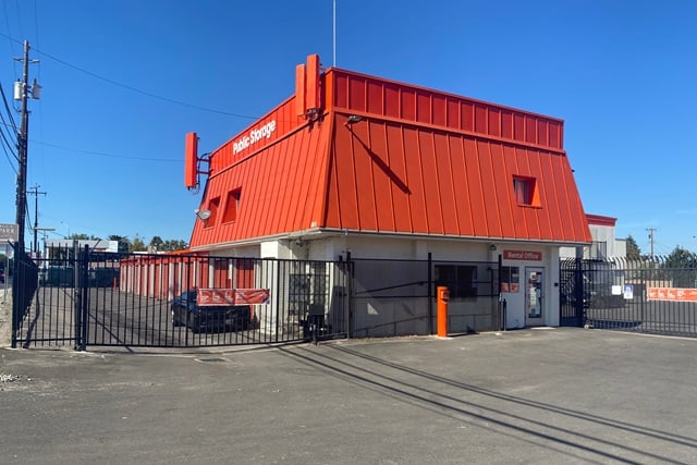 30×10 Garage in East Palo Alto, CA 1961 E Bayshore Road East Palo Alto, California