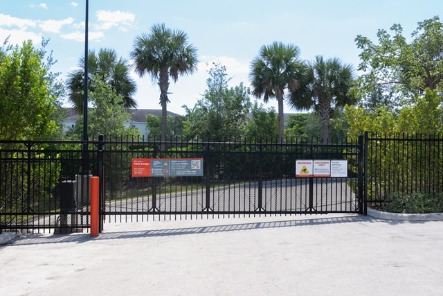 Self Storage Units Near 850 S Dixie Hwy at Public Storage Pompano Beach