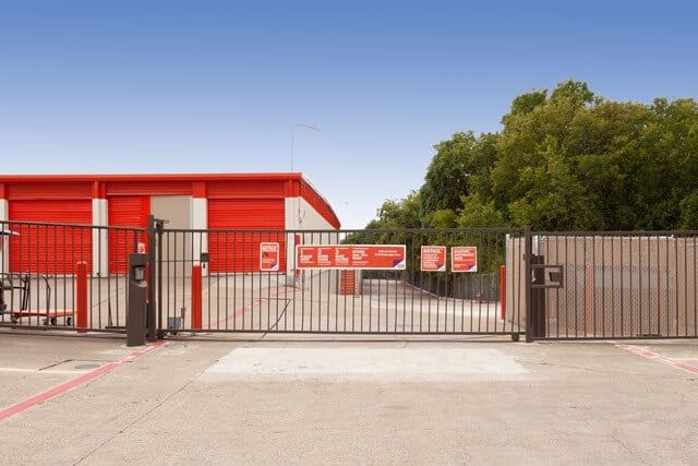 Public Storage  3150 E Pioneer Pkwy in Grand Prairie, TX