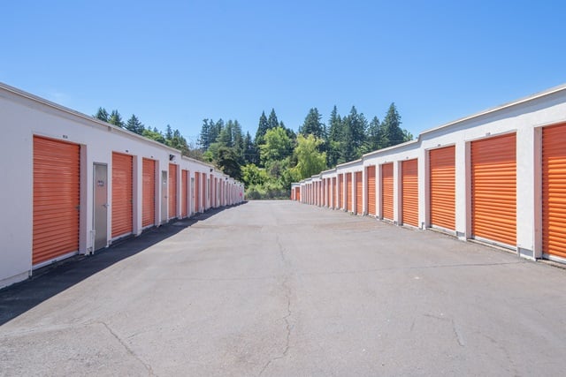 20×10 Public Storage: Garage in Milwaukie, OR 17501 SE McLoughlin Blvd Milwaukie, Oregon 2