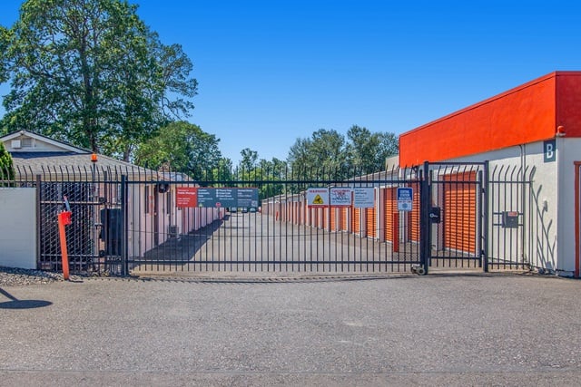 20×10 Public Storage: Parking Lot in Happy Valley, OR 11485 SE 82nd Ave Happy Valley, Oregon 3