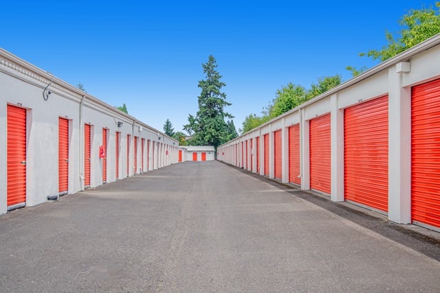 25×10 Public Storage: Parking Lot in Portland, OR 6525 N Lombard Street Portland, Oregon 2