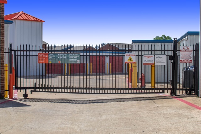 Public Storage 425 E Pioneer Pkwy in Grand Prairie, TX