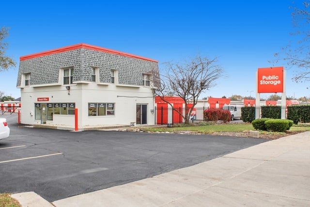 25×10 Public Storage: Parking Lot in Wheeling, IL 211 N Elmhurst Rd Wheeling, Illinois