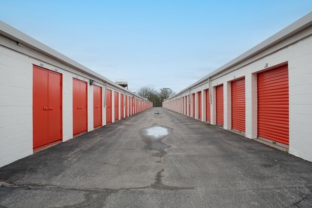 25×10 Public Storage: Parking Lot in Wheeling, IL 211 N Elmhurst Rd Wheeling, Illinois 2