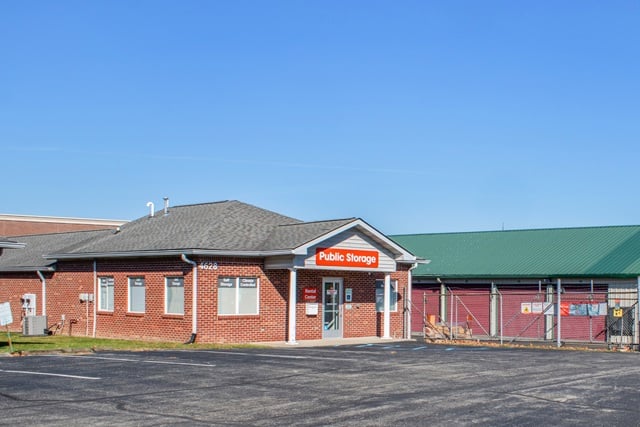 15×15 Public Storage: Parking Lot in Zionsville, IN 4628 Northwestern Dr Zionsville, Indiana