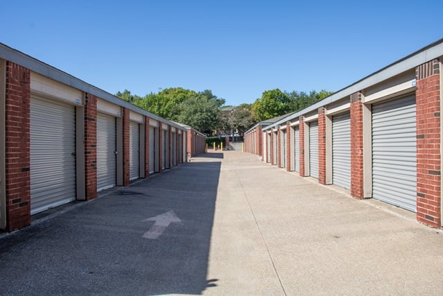 10×20 Garage in Dallas, TX 9555 Forest Ln Dallas, Texas 2