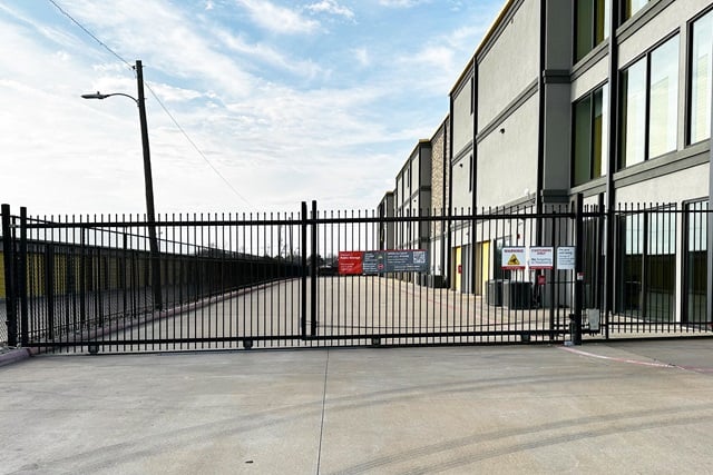 10×20 Garage in Garland, TX 932 E Interstate 30 Garland, Texas 2