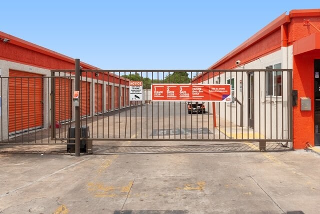 Austin TX Self Storage Near 7200 S 1st Street 1 844 726 4531 I