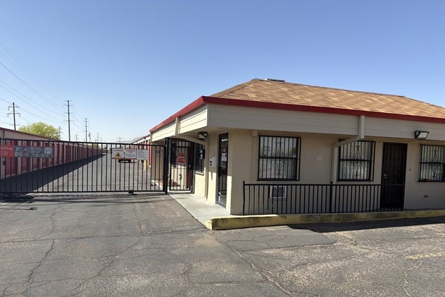 10×20 Garage in El Paso, TX 9447 Diana Dr El Paso, Texas