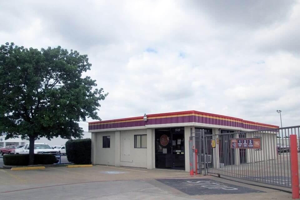 20×10 Self Storage Unit in No Richland Hills, TX