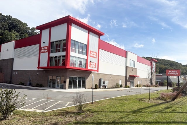 Public Storage in Danbury, CT 95 Mill Plain Rd